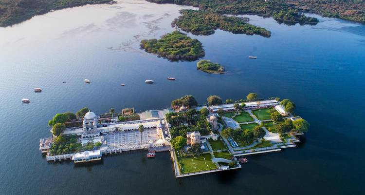 Vista aérea de un palacio en el lago