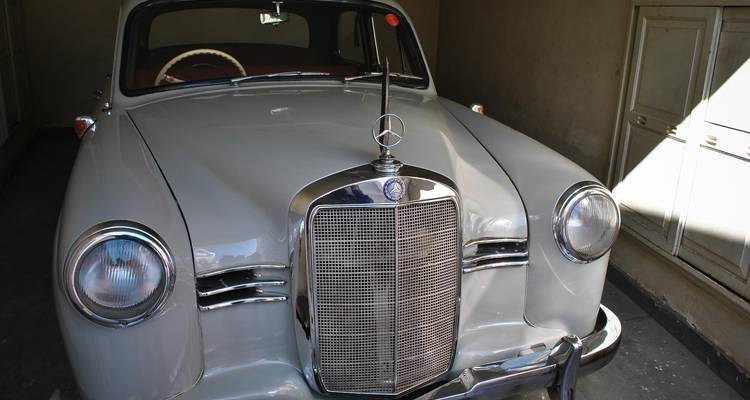 Coche clásico vintage en un garaje