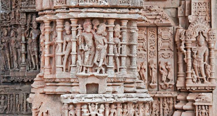 Tallados intrincados en un templo histórico