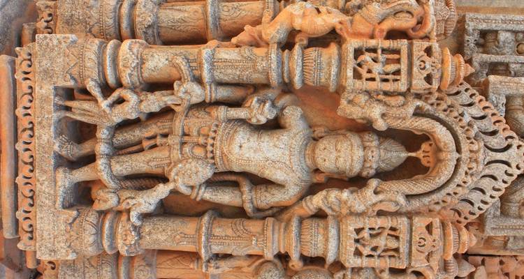 Antiguas tallas de piedra en la fachada de un templo