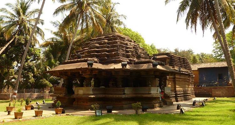 Tempel umgeben von Gärten und Touristen, die ihn besuchen.