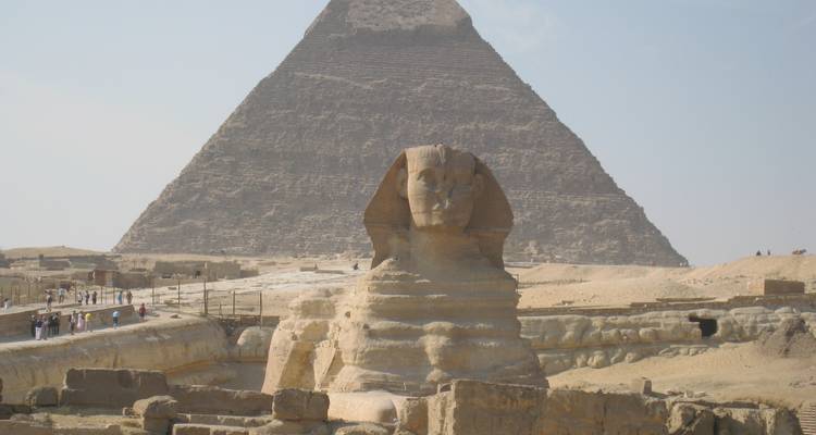 De Sfinx en een van de Grote Piramides onder een heldere hemel.