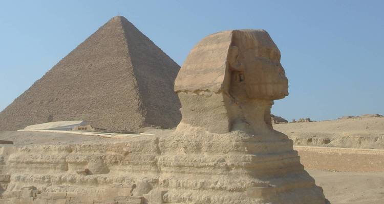 De Sfinx met een piramide op de achtergrond.