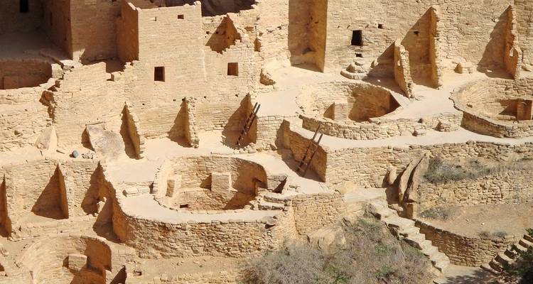 Nahaufnahme von antiken Klippenbehausungen und Strukturen, die in Felsformationen hineingebaut wurden.