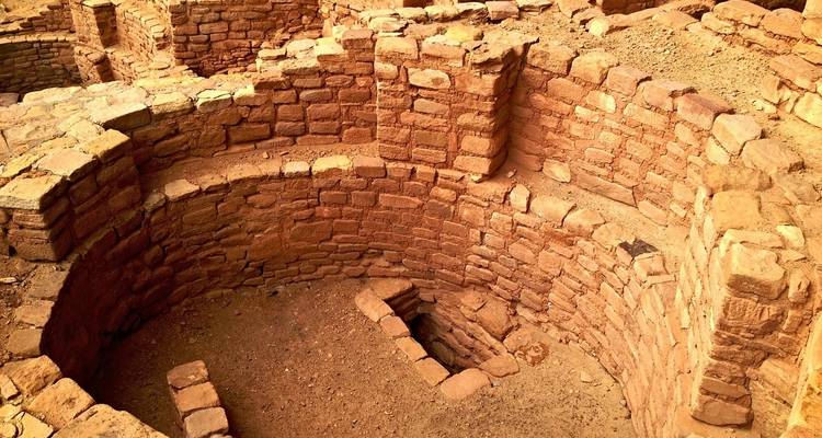 Nahaufnahme einer kreisförmigen antiken Steinstruktur.