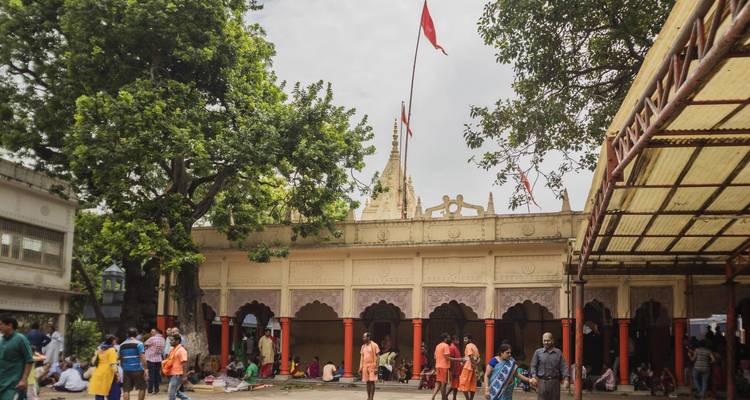 Rassemblement culturel devant un temple avec des drapeaux.