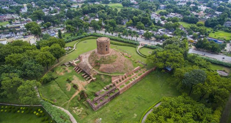 Vue aérienne d'un site archéologique ancien.