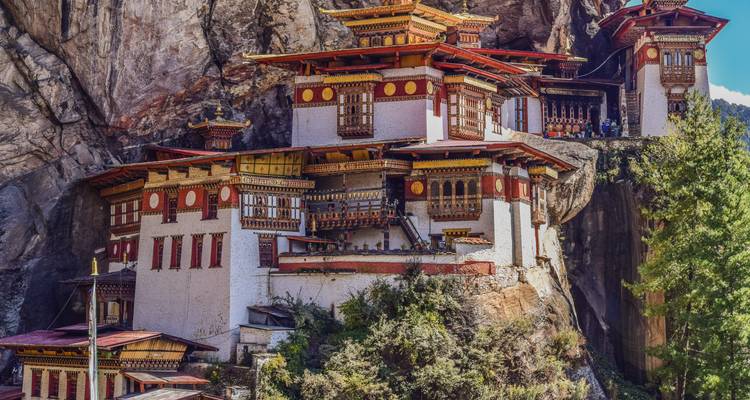 Taktsang Klooster in levendige details, genesteld tegen een klif.