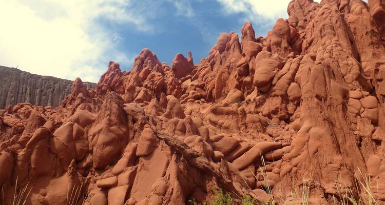 Nahaufnahme von roten Felsformationen mit einem strahlend blauen Himmel.