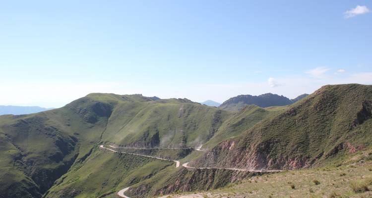 Kronkelende weg door groene heuvels in Argentinië.