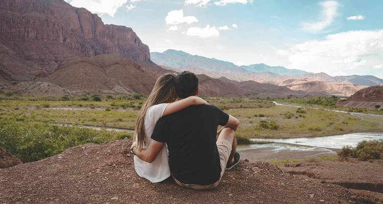 Stel dat op een heuvel zit in een woestijnlandschap.