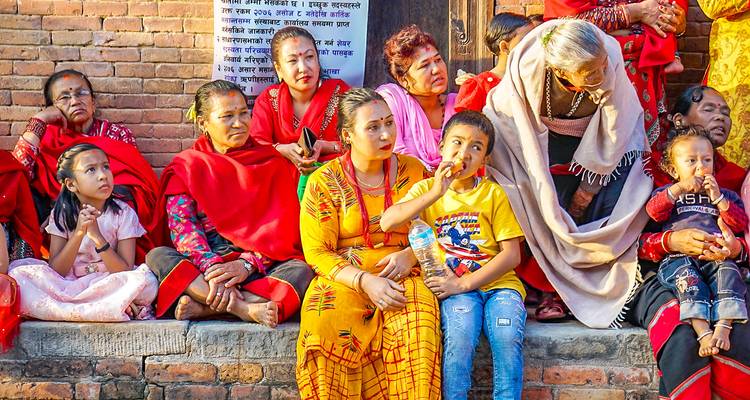 Verschiedene Frauen in bunter traditioneller Kleidung.