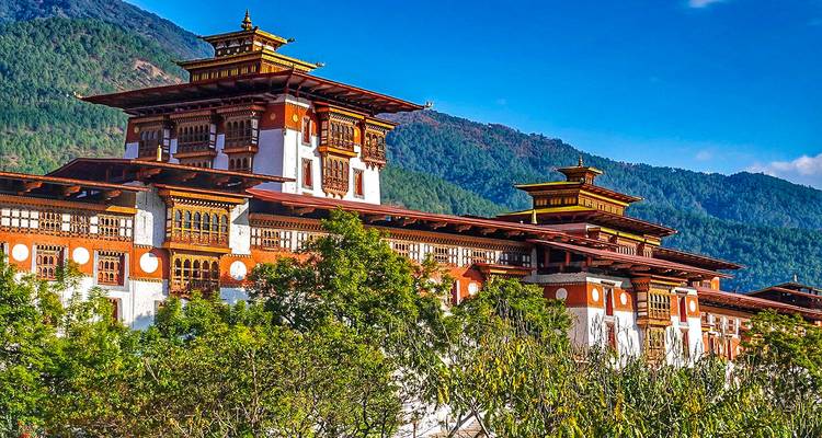 Ein großes, reich verziertes Kloster, umgeben von Grün