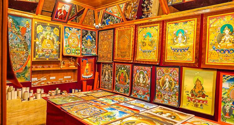 Leuchtend bunte religiöse Gemälde und Kunstgegenstände, die im Inneren ausgestellt sind