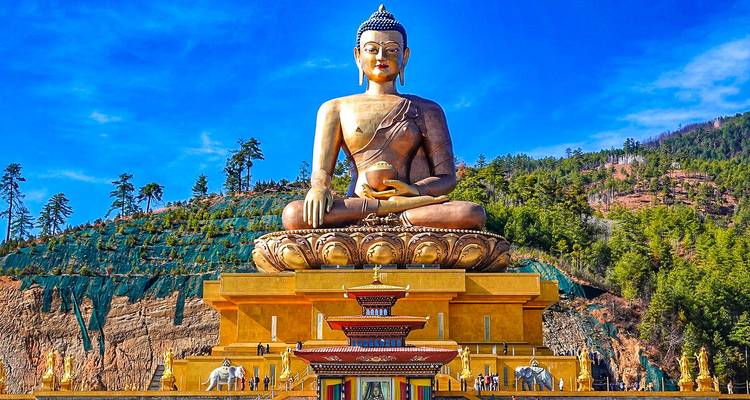 Ein riesiger Buddha-Statue, die die Landschaft überblickt