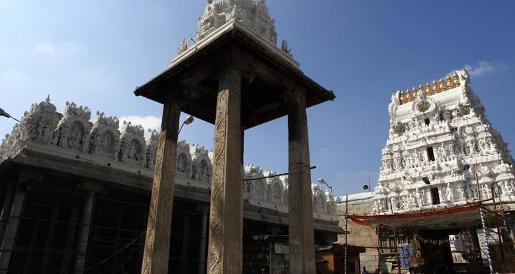 Komplexer Tempelkomplex mit hohen Säulen und kunstvollen Schnitzereien.