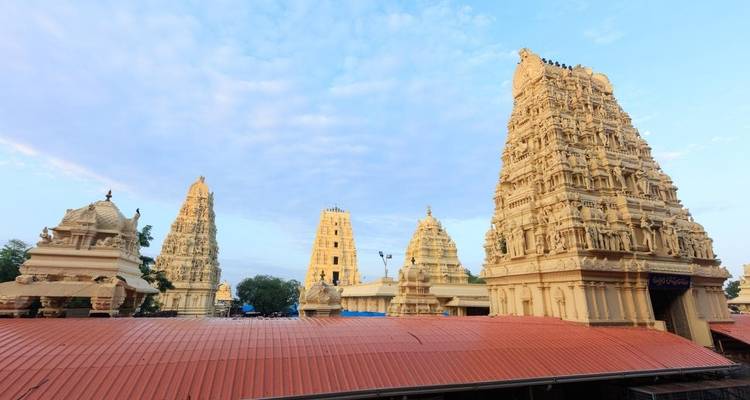 Mehrere Tempel mit detaillierten Schnitzereien