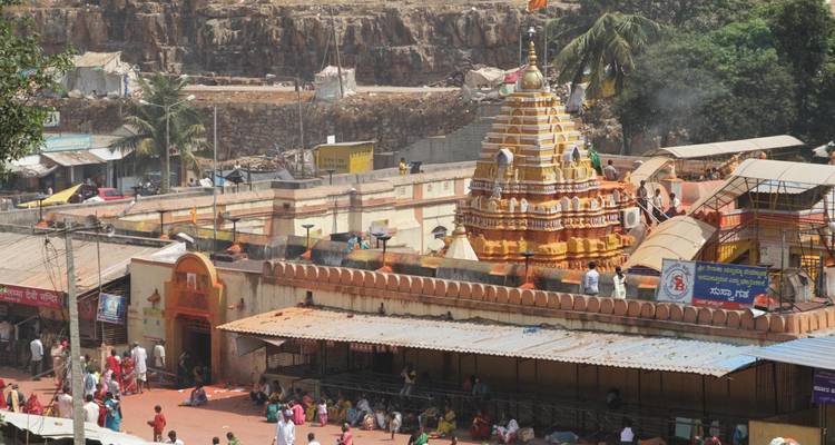 Ein geschäftiger Tempelkomplex mit Menschen und Marktständen.