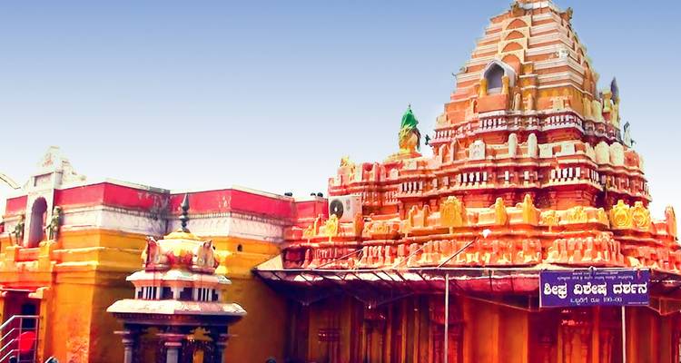 Ein leuchtend bunter traditioneller Tempel mit kunstvollen Schnitzereien.