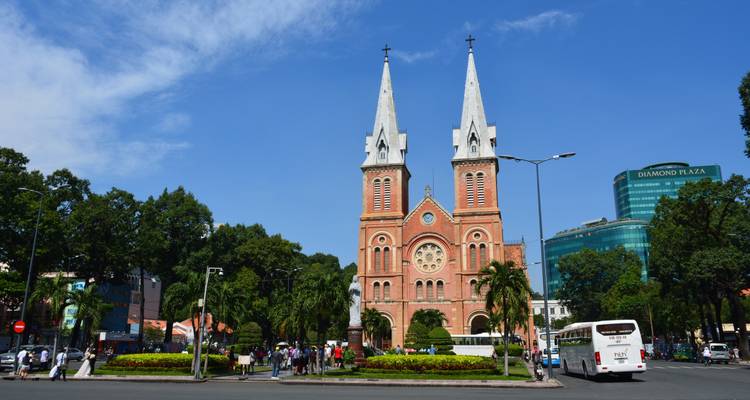 Catedral Basílica de Notre-Dame de Saigón en la Ciudad de Ho Chi Minh con cielo azul.