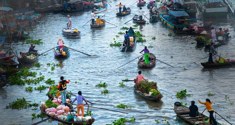 Mercado flotante concurrido en un río con gente en botes.