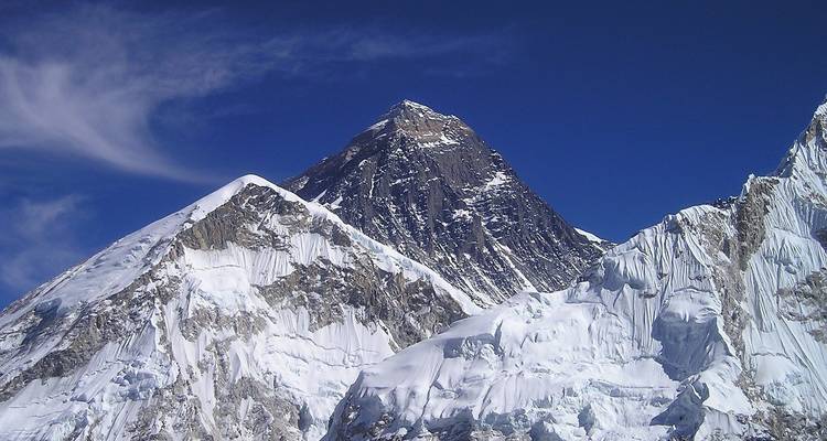 Le sommet du mont Everest sous un ciel bleu dégagé.