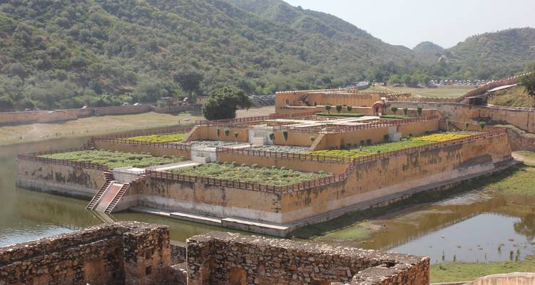 Jardin insulaire dans les douves défensives du Fort d'Ambre entouré de collines arides verdoyantes.