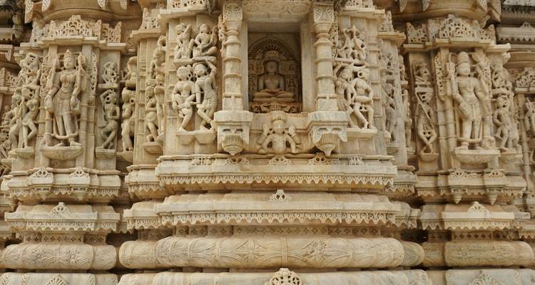 Façade en marbre finement sculptée du Temple Jaïn de Ranakpur, ornée de figurines détaillées.