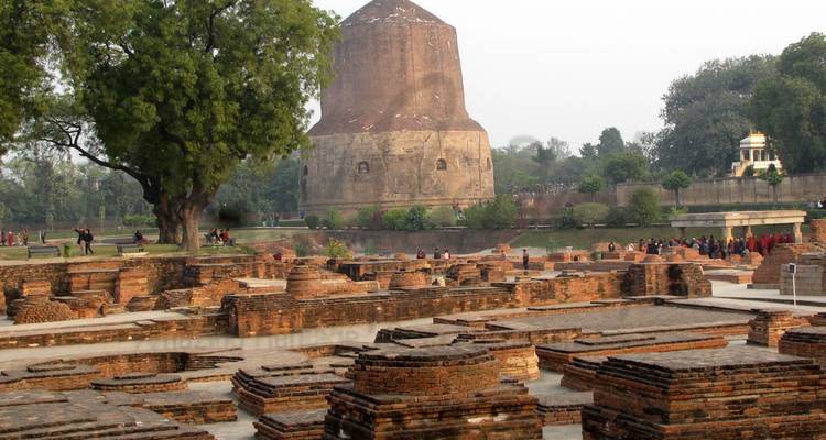 Boeddhistische site met oude stupa en ruïnes.
