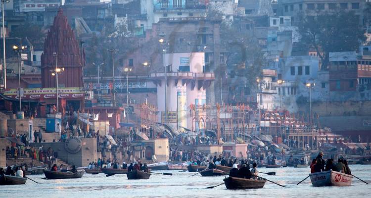 Varanasi ghats met talrijke boten op de rivier.