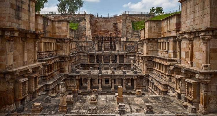 Detaillierte architektonische Schnitzereien und Stufenbrunnen-Design.