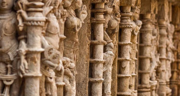 Nahaufnahme von skulptierten Steinsäulen in einem Tempel.