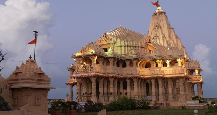 Tempel mit verzierten Türmen, die im Abendlicht erleuchtet sind.