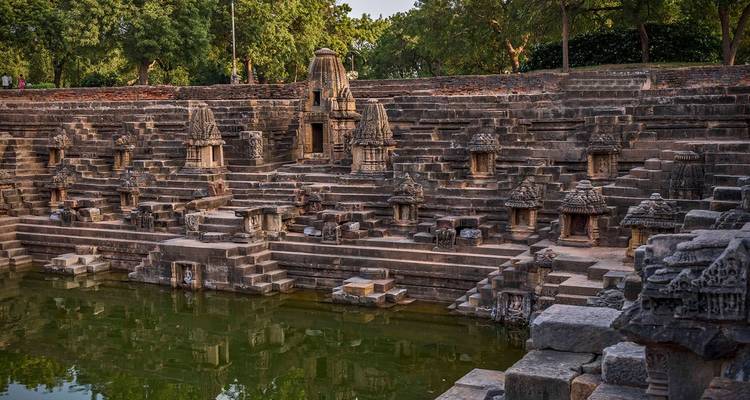 Steinerne Tempelstufen, die zu einem zentralen Gottesdienstbereich führen.