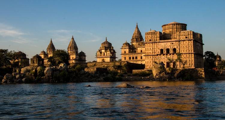 Temples d'Orchha vus depuis la rive d'une rivière.