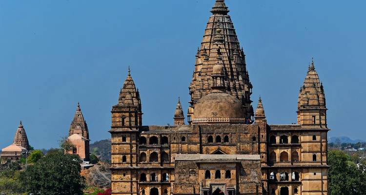 Gros plan des détails complexes d'un temple à Orchha.