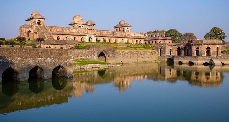 Le Jahaz Mahal à Mandu près d'un bassin réfléchissant.