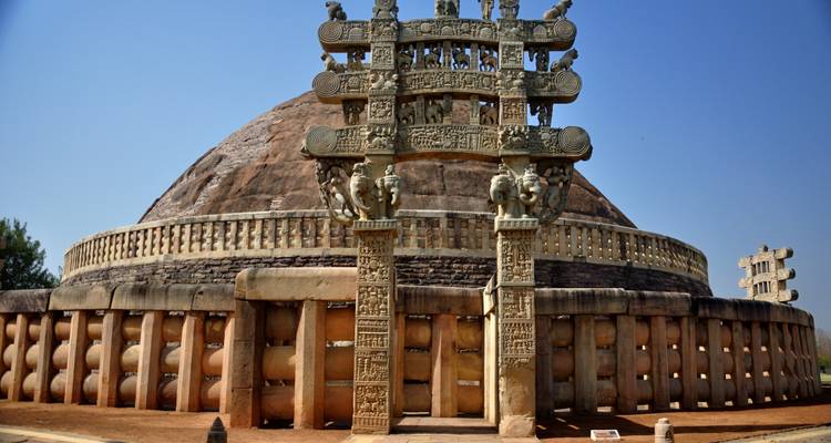 Stupa de Sanchi avec des sculptures complexes et un ciel dégagé.