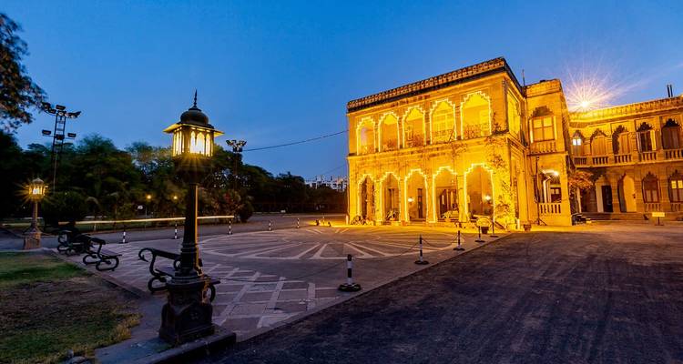Elegant gebouw verlicht in de nacht met sierlijke architectuur.