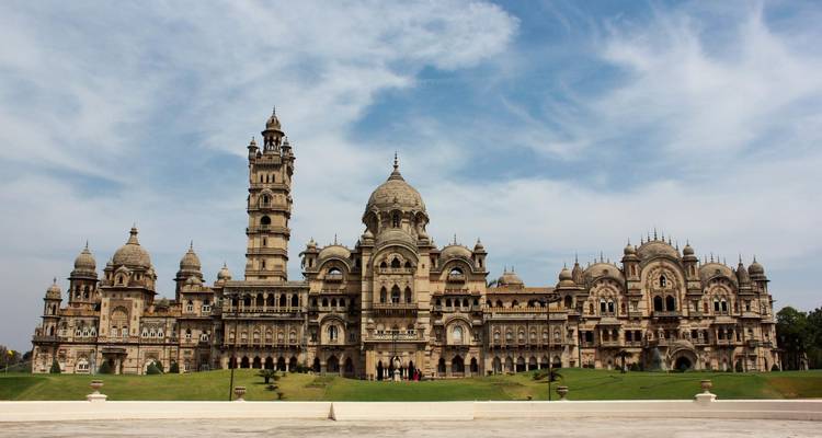 Laxmi Vilas Palast vor blauem Himmel.
