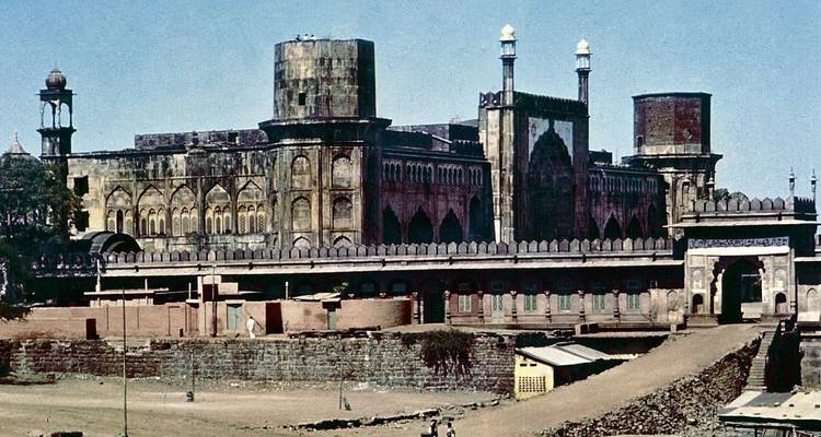 Historisch gebouw met grote poort en torens.