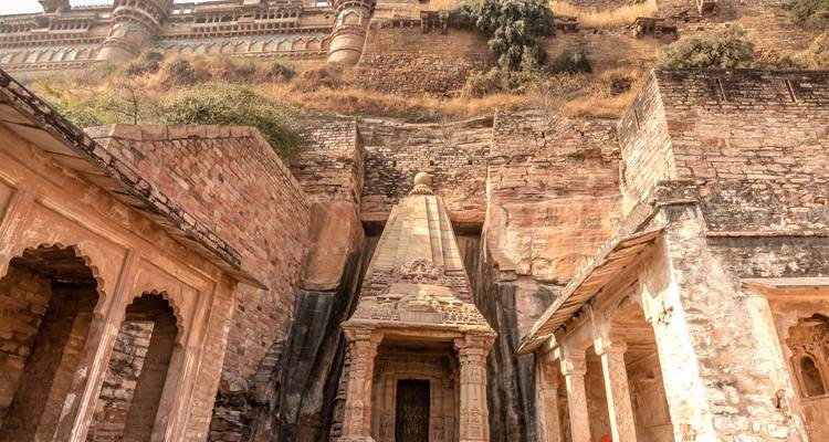 Here's the Dutch translation:
**Eeuwenoude rotsstructuren uitgehouwen uit de heuvelflank.**
Alternative translation:
**Oude rotsformaties gebeeldhouwd uit de heuvelwand.**
Both translations convey the meaning of ancient stone structures that were carved or hewn from a hillside.