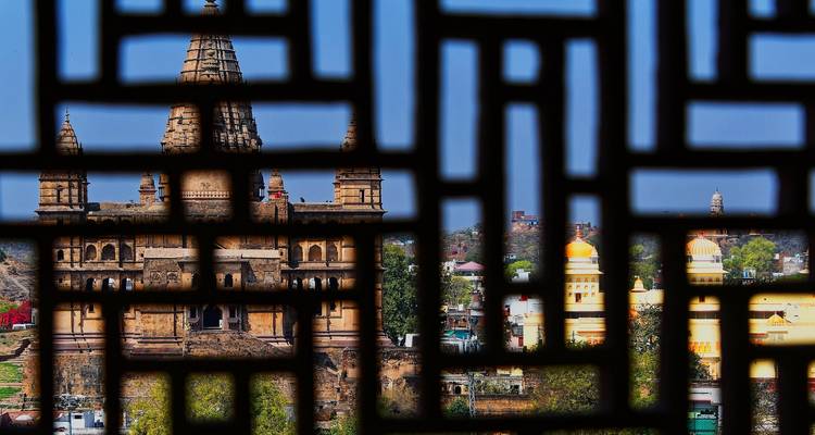 Tempeltje gezien door decoratief geometrisch patroon.