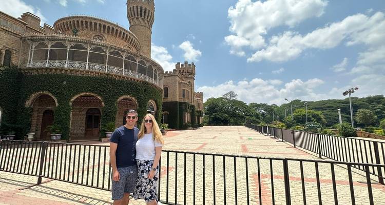 Besucher auf historischem Palastgelände posieren für ein Foto.