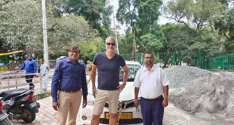 Männer, die lässig draußen im natürlichen Grün posieren.