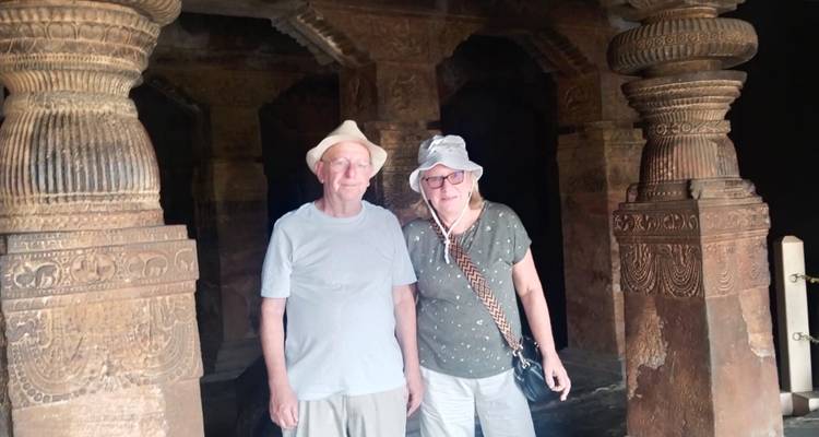 Twee toeristen in een historische tempel met ingewikkelde zuilen.