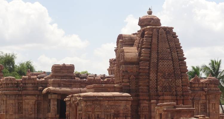 Historisch tempelcomplex met sierlijk steenwerk.
