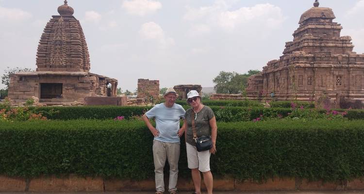 Toeristen die poseren voor historische tempels.