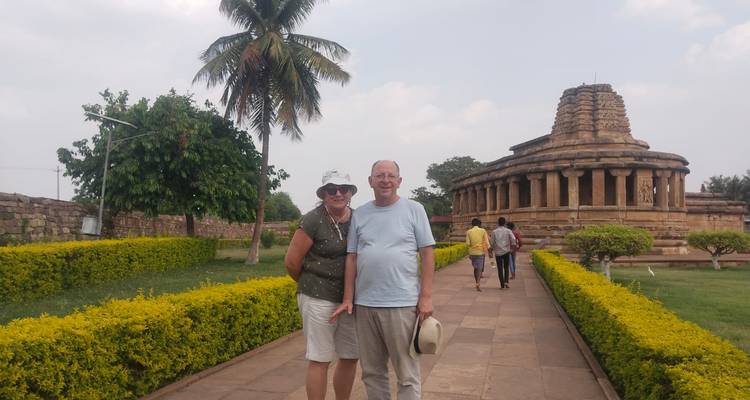 Toeristenstel voor een ronde tempelgaarde.