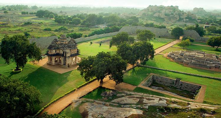 Luftaufnahme von Festungsruinen umgeben von Grün.